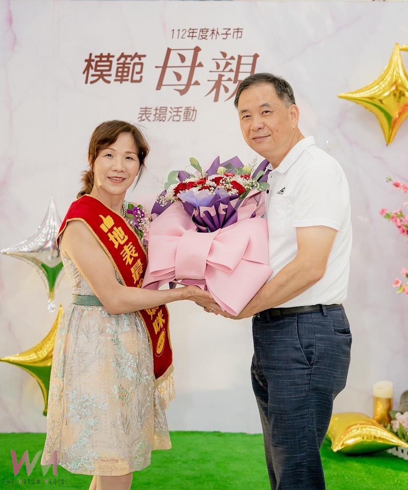 蔡嘉峯董事長(右)夫人榮贋模範母親。(圖/記者陳惲朋翻攝)