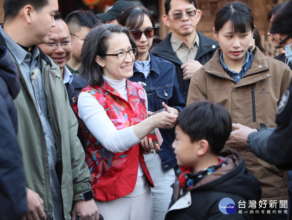 副總統蕭美琴大年初二到新港奉天宮發送福袋/嘉義縣府提供