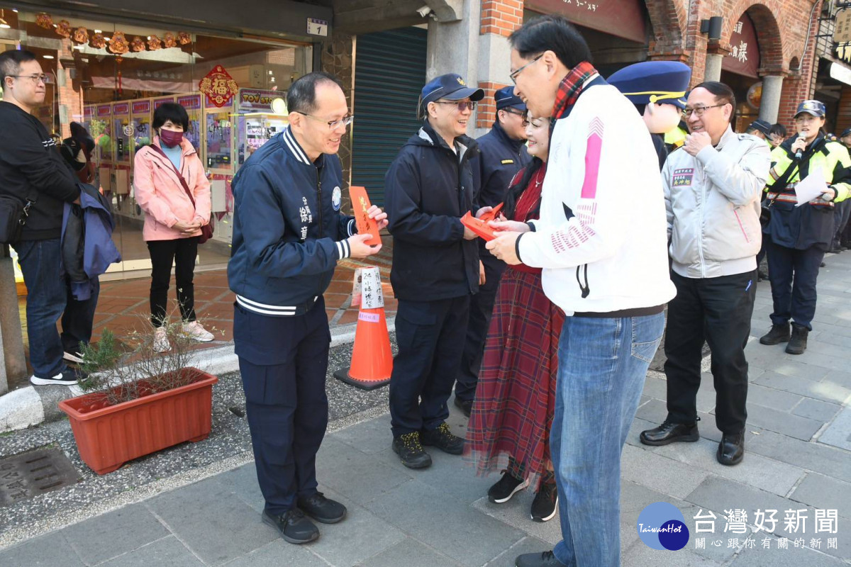桃園市長張善政春節大年初二慰問大溪警方交整同仁。