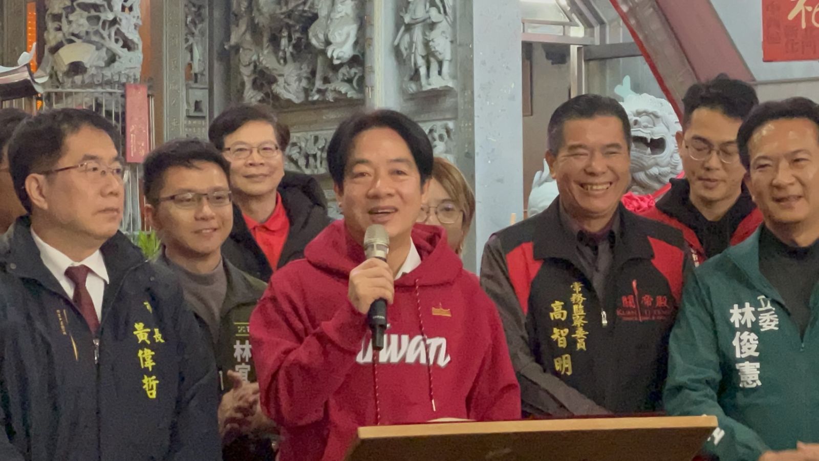 賴清德今天上午在台南東區關帝廳盼鄉親支持台灣。讀者提供