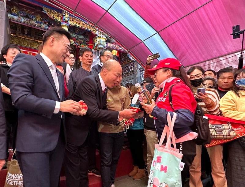 立法院長韓國瑜(前左2)、副院長江啟臣(前左)大年初二走訪台中豐原慈濟宮,發送小紅包給民眾。中央社