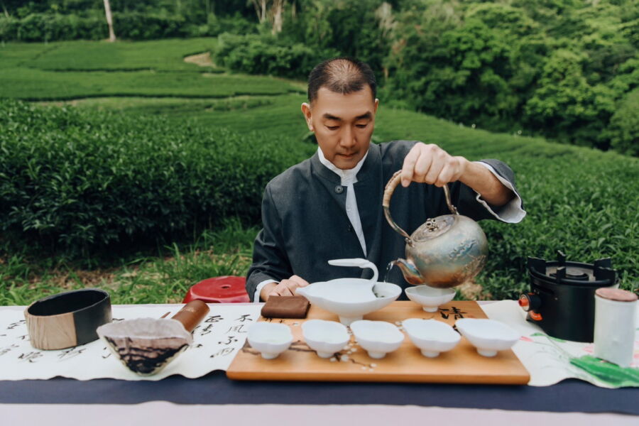 圖／許瑞麟於有機茶園擺開茶席。（許瑞麟提供）