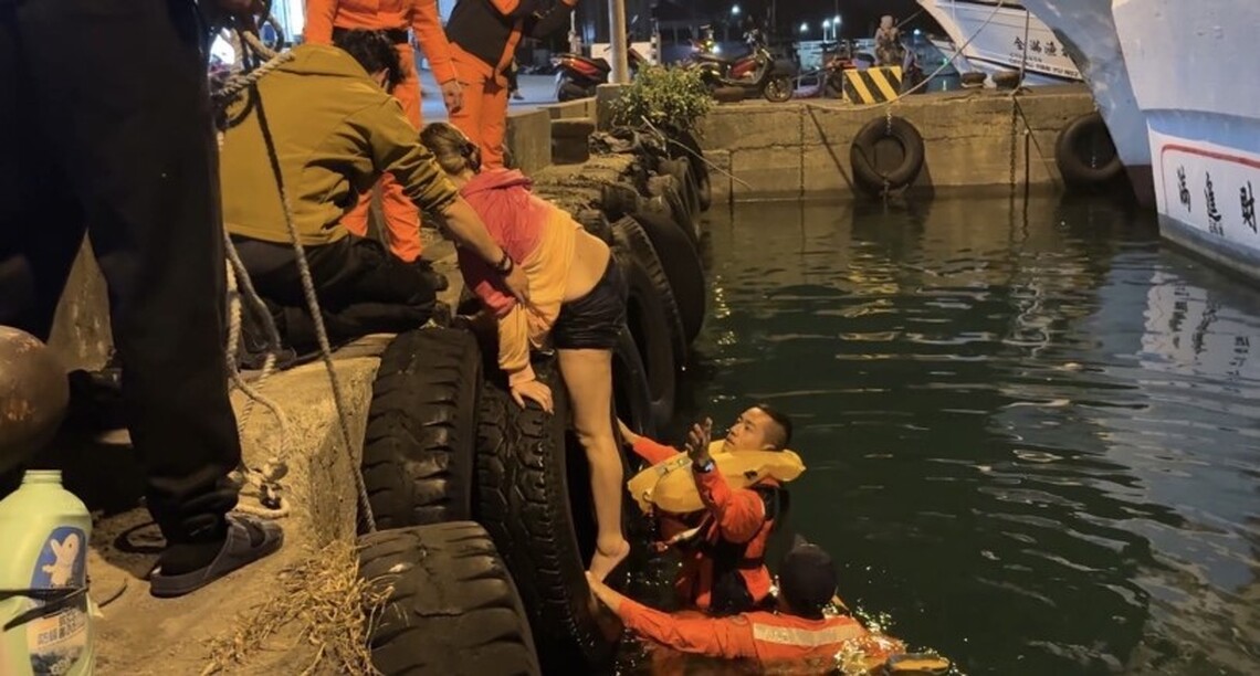 海巡即刻救援 小琉球、高雄港落海民眾成功獲救