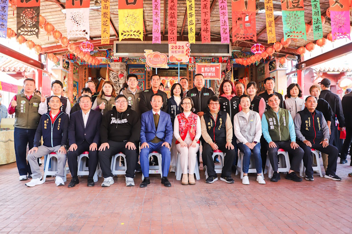 初二蕭美琴副總統赴嘉義寺廟參拜祈福，民眾搶拿新春福袋