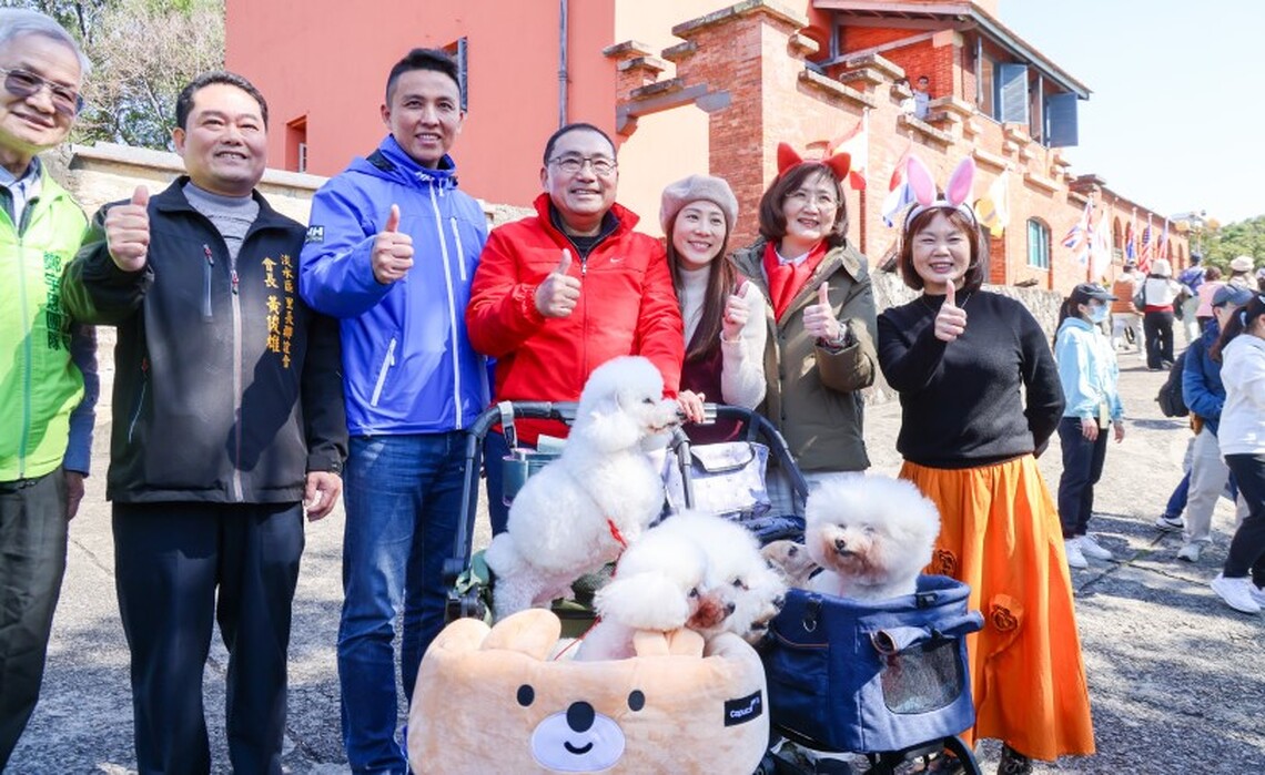 鼓勵動物平權 侯友宜與毛孩漫步淡水紅毛城