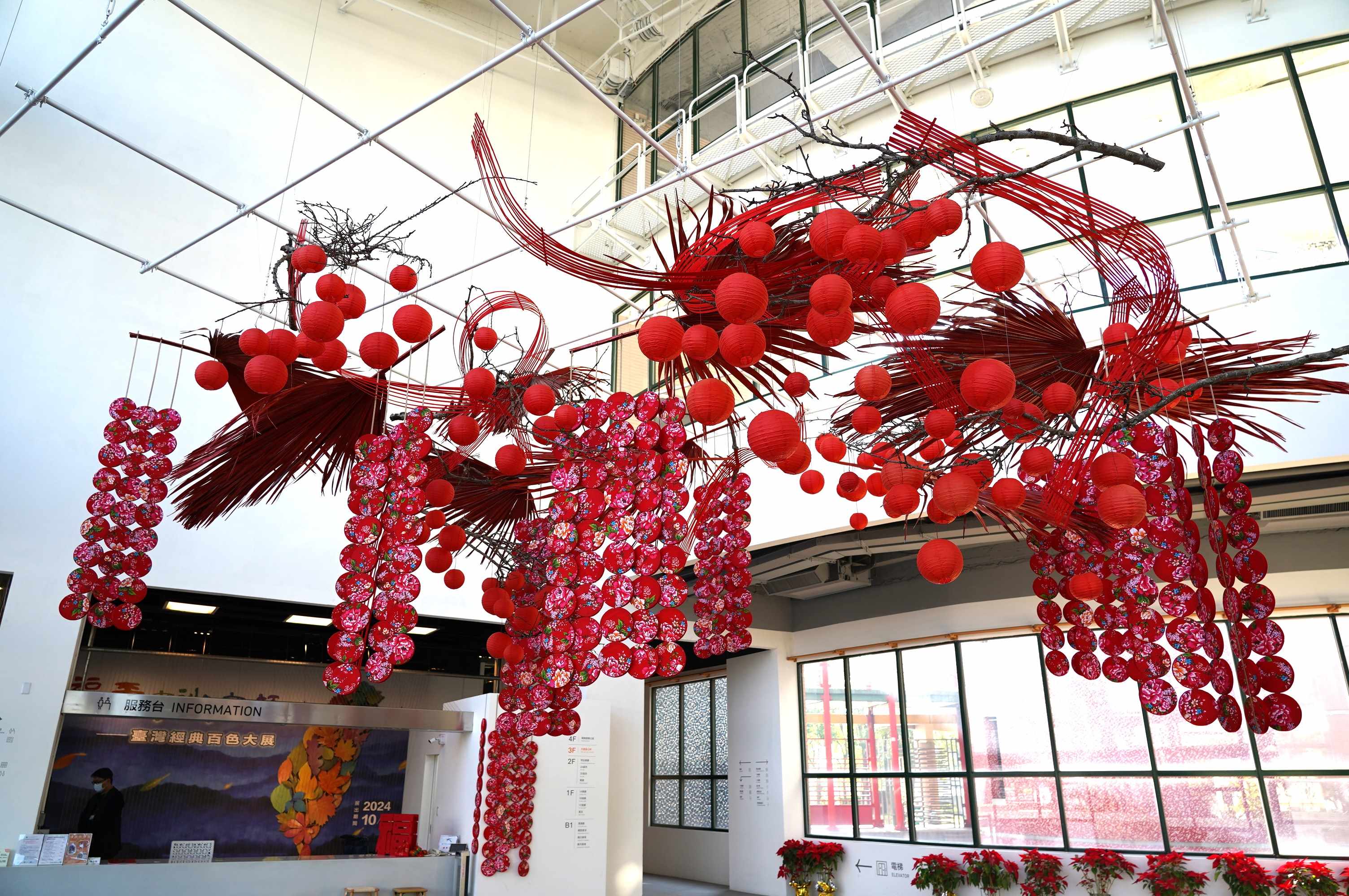 霸王棕櫚葉創意花藝迎新年 　中市纖博館春節發送限量福袋和提燈