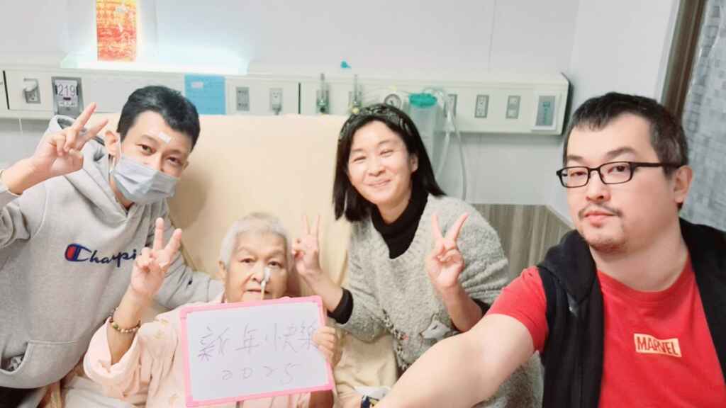 ▲除夕夜，許婦子女決定在病房團圓，讓許婦直呼感動。（員林市宏仁醫院提供）