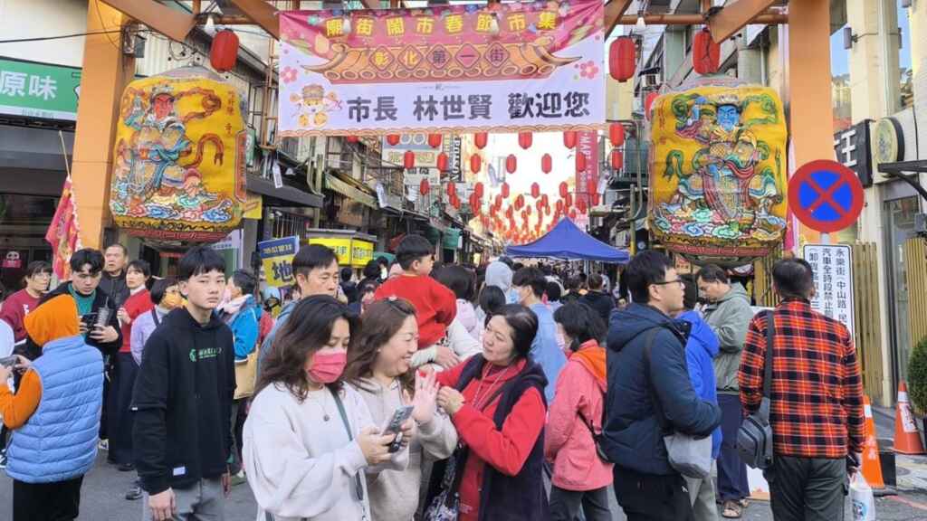 ▲彰化市廟街春節市集人潮擠爆。（記者林明佑翻攝）