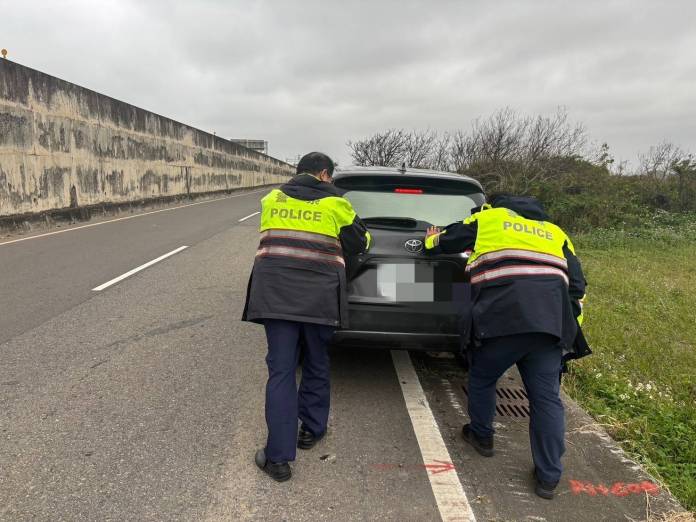 男子大潭海邊釣魚遇車拋錨 觀音警巡邏即時助解圍 59 325933 0
