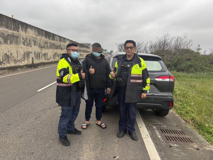 男子大潭海邊釣魚遇車拋錨 觀音警巡邏即時助解圍 60 325934 0
