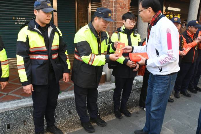 張善政初二大溪參香發福袋 感謝員警春節期間辛勞付出 69 S 235552782 0