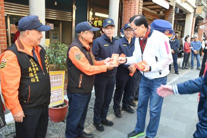 張善政初二大溪參香發福袋 感謝員警春節期間辛勞付出 70 S 235552784 0