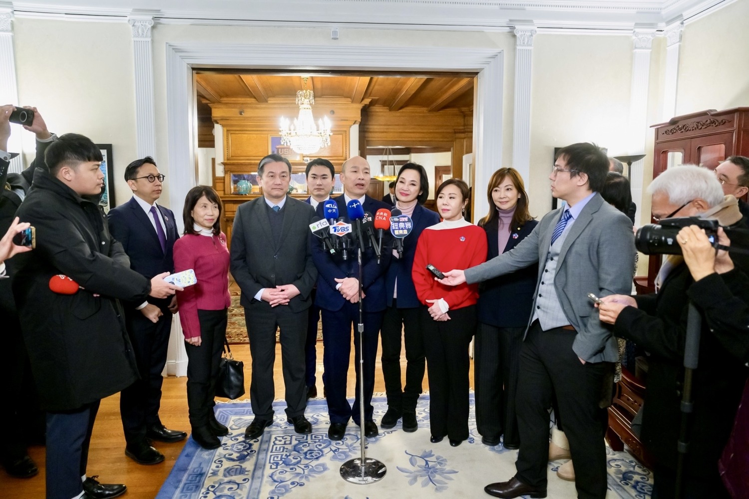 立法院長韓國瑜率同國民黨立法委員葛如鈞等8人一行「國會觀禮參訪團」赴雙橡園。(圖/葛如鈞國會辦公室)