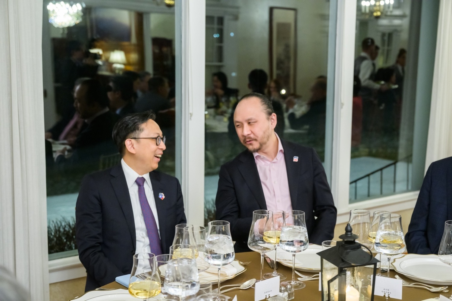 葛如鈞(左)和共和黨聯邦參議員泰德•克魯茲(Ted Cruz)討論台美外交、國防安全與國際貿易等重要議題。(圖/葛如鈞國會辦公室)