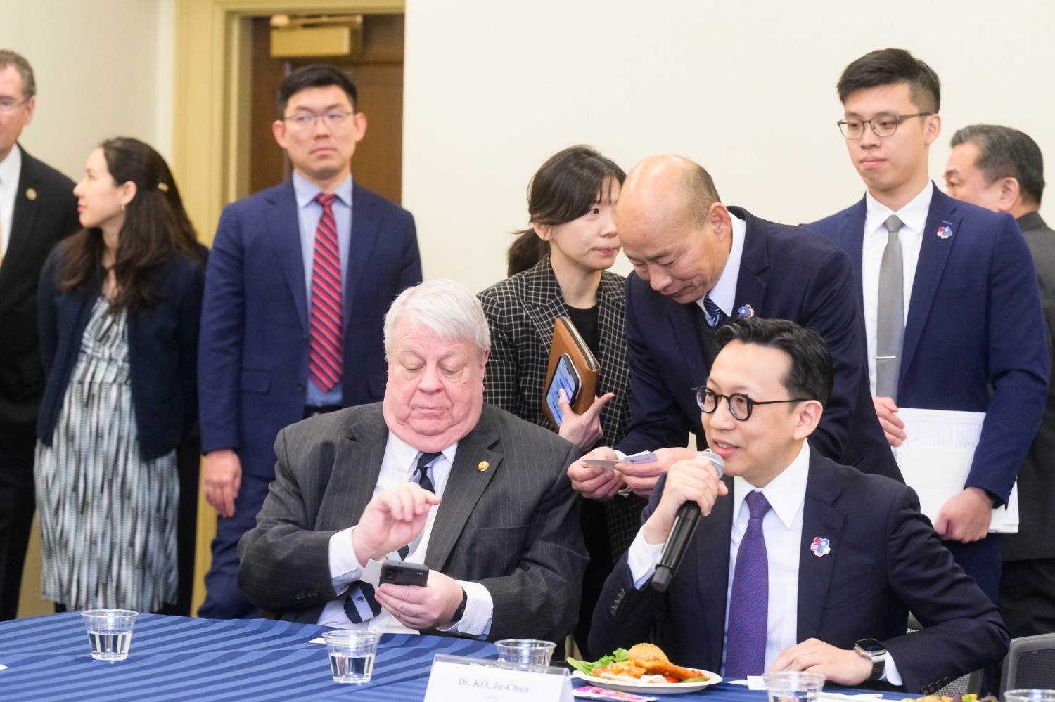 葛如鈞(右)和民主黨譚美•達克沃絲(Tammy Duckworth)參議員。(圖/葛如鈞國會辦公室)