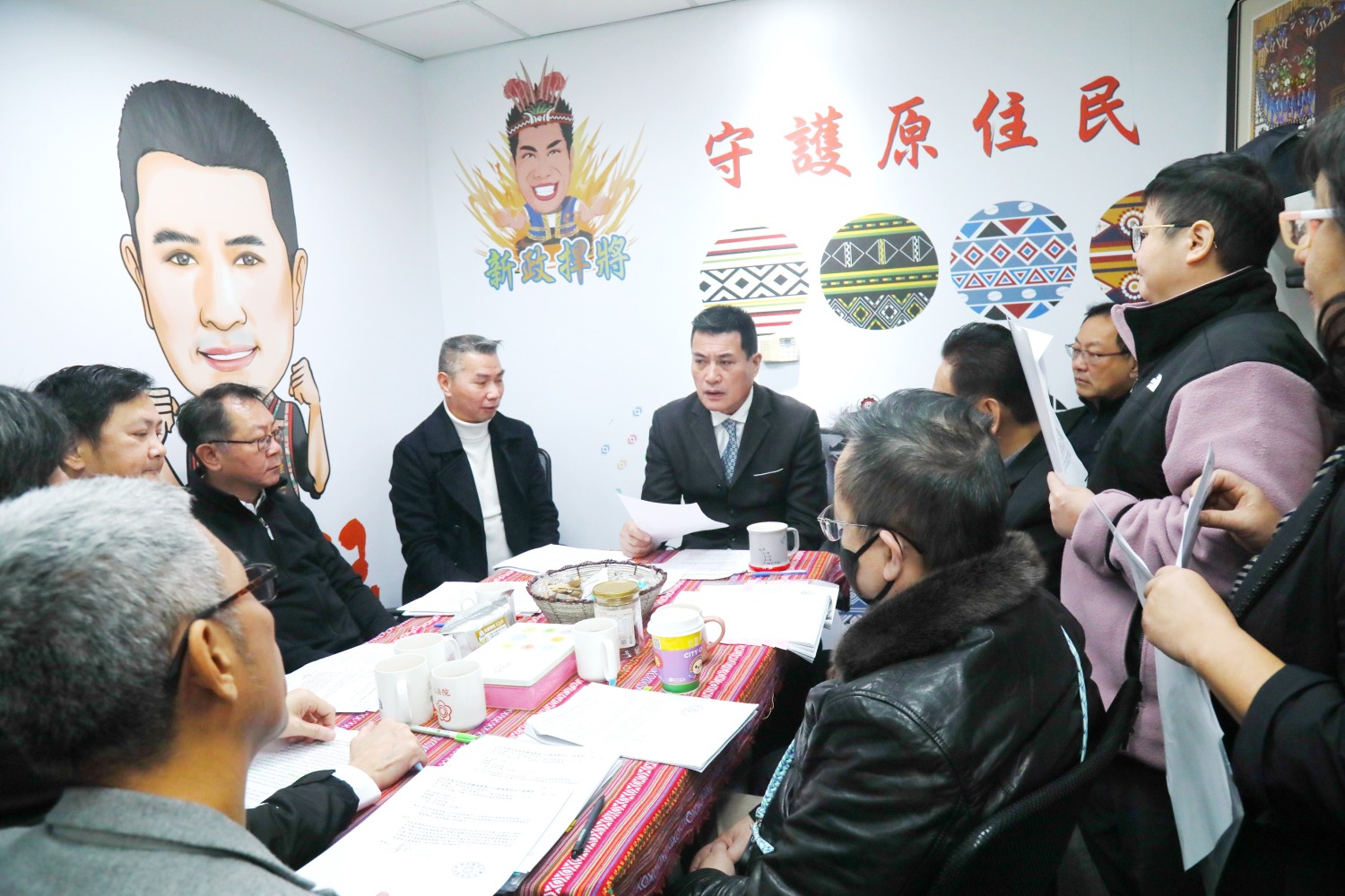 黃仁為健康站照服員爭取過年年終獎金及績效獎金，原民會確認1月24日完成發放。(記者包克明 攝)