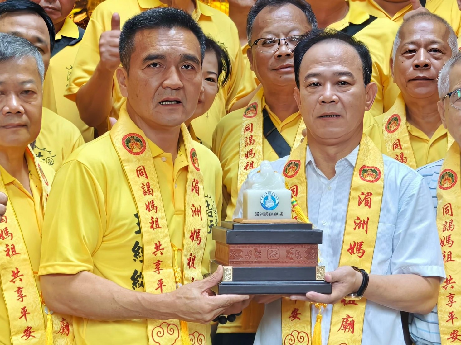 台中浩天宮重建委員會主委王經綻代表接受湄洲媽祖祖廟董事會致贈玉質印信。