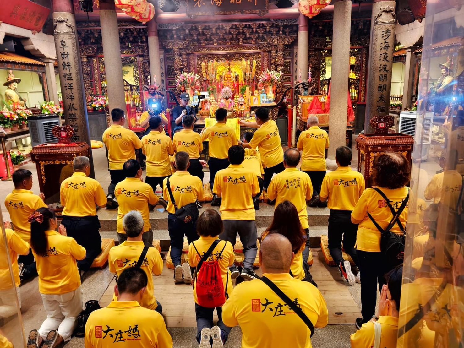台中浩天宮赴湄洲媽祖祖廟謁祖進香團信眾向湄洲媽祖參拜並參加專場誦經祈福儀式。