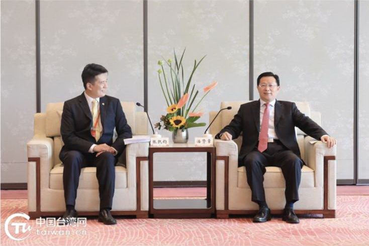張凱鈞與中共中央台辦、國台辦副主任潘賢(右)會面,強調民眾黨堅持「兩岸一家人」。(圖/中國台灣網)
