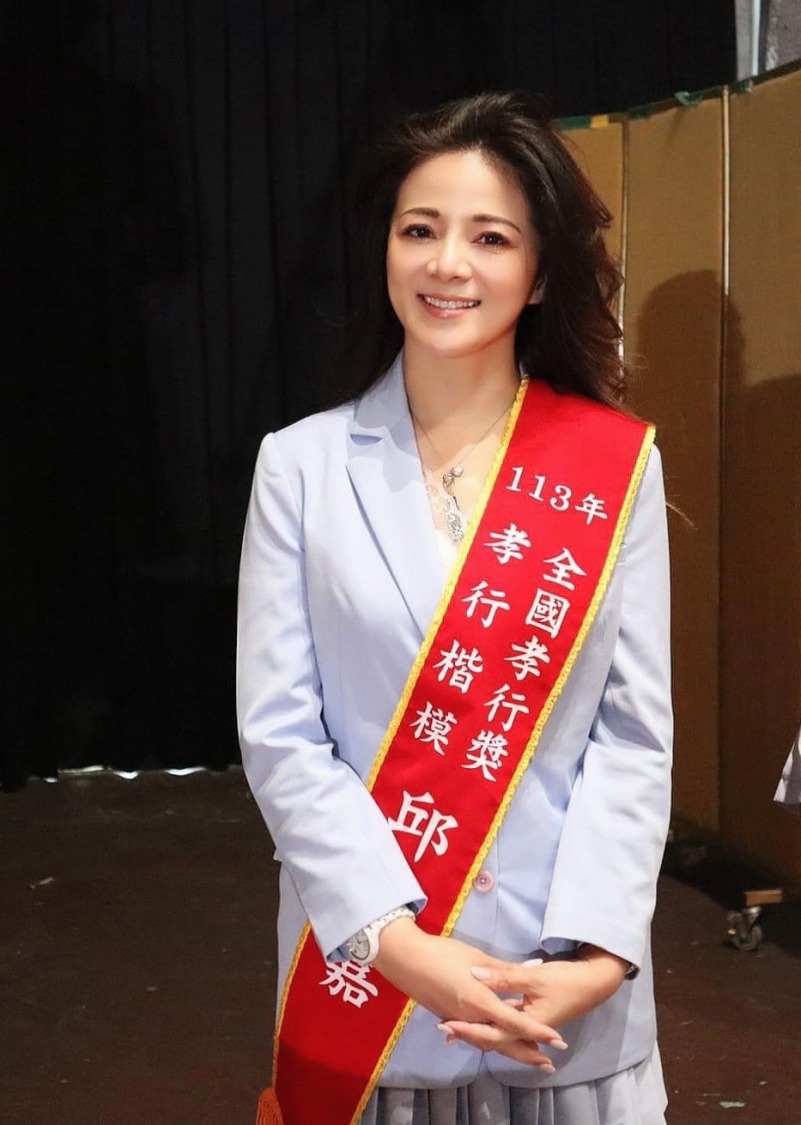 邱品嘉表示,她相當感念養父母從小無怨無悔地拉拔自己長大。(記者包克明翻攝)