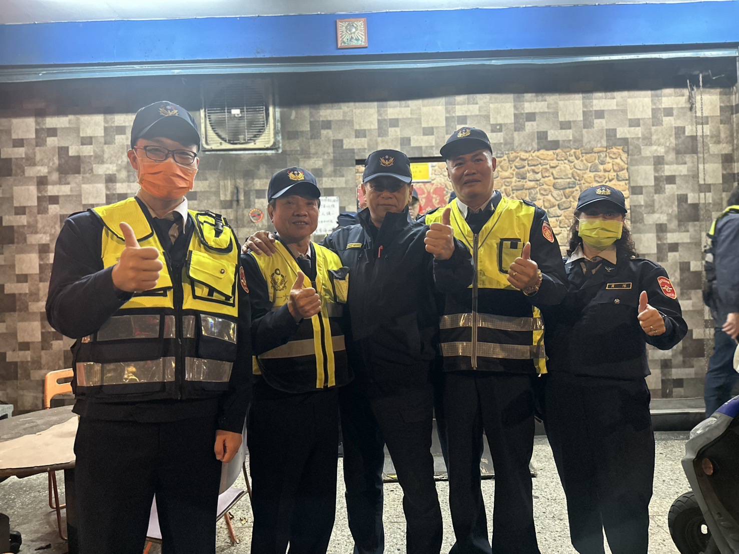 共同執勤的民防及義警同仁均表示能為治安貢獻一己之力,感到十分光榮。(記者 張艷君翻攝)