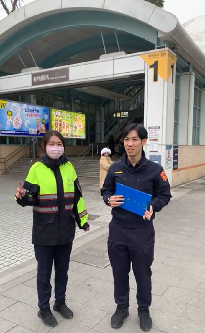 文山第一分局以創新方式結合臺北市立動物園,行交通安全宣導直播活動,向民眾傳遞「安全出行、平安過年」的理念。(記者 黃荷琇翻攝)