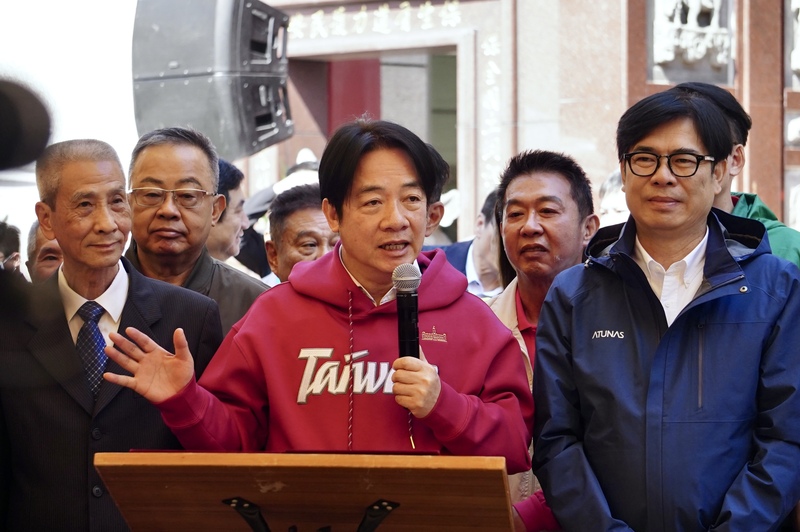 總統賴清德(前中)30日到高雄市三民區新大港保安宮參香,致詞時意有所指稱,高雄市議會監督是非分明,不會影響高雄發展。圖/ 中央社