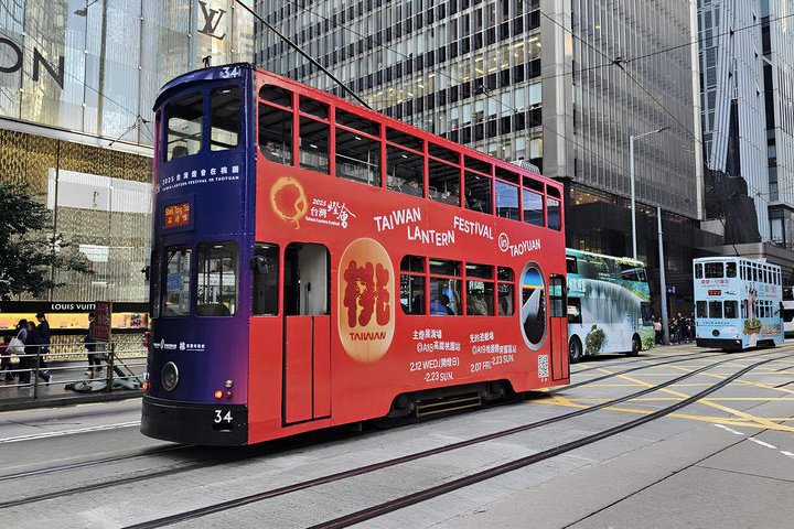 叮叮車變身移動燈會,吸睛亮相香港街頭。 圖:桃園市政府觀光旅遊局/提供
