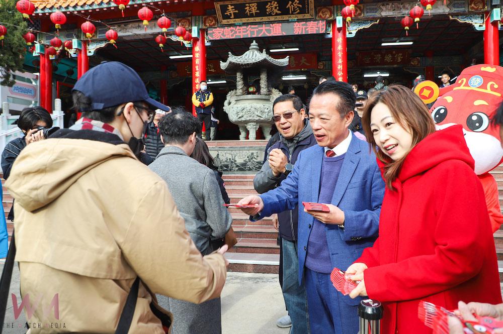 翁章梁縣長偕其夫人在大年初一走春宮廟發紅包,祈求嘉義縣發展順利。(圖/嘉義縣政府提供)