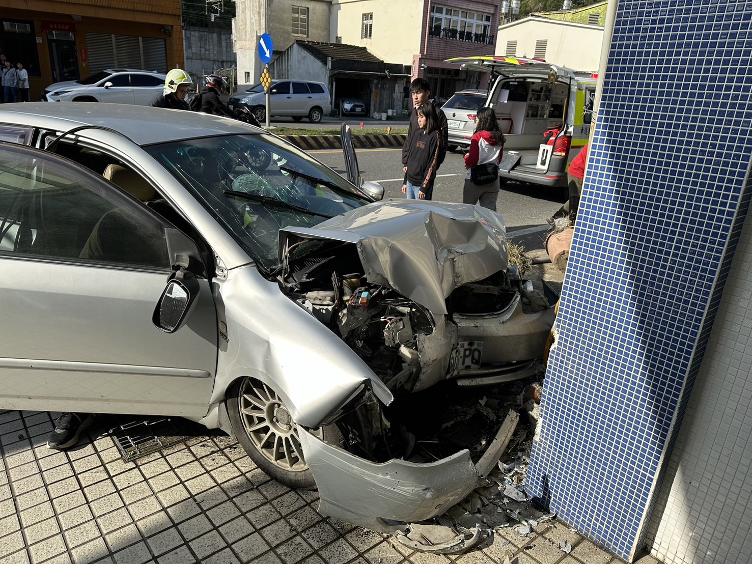 新春釀悲劇 北濱公路頭城段轎車自撞民宅一人無生命徵象 - https://www.watchmedia01.com