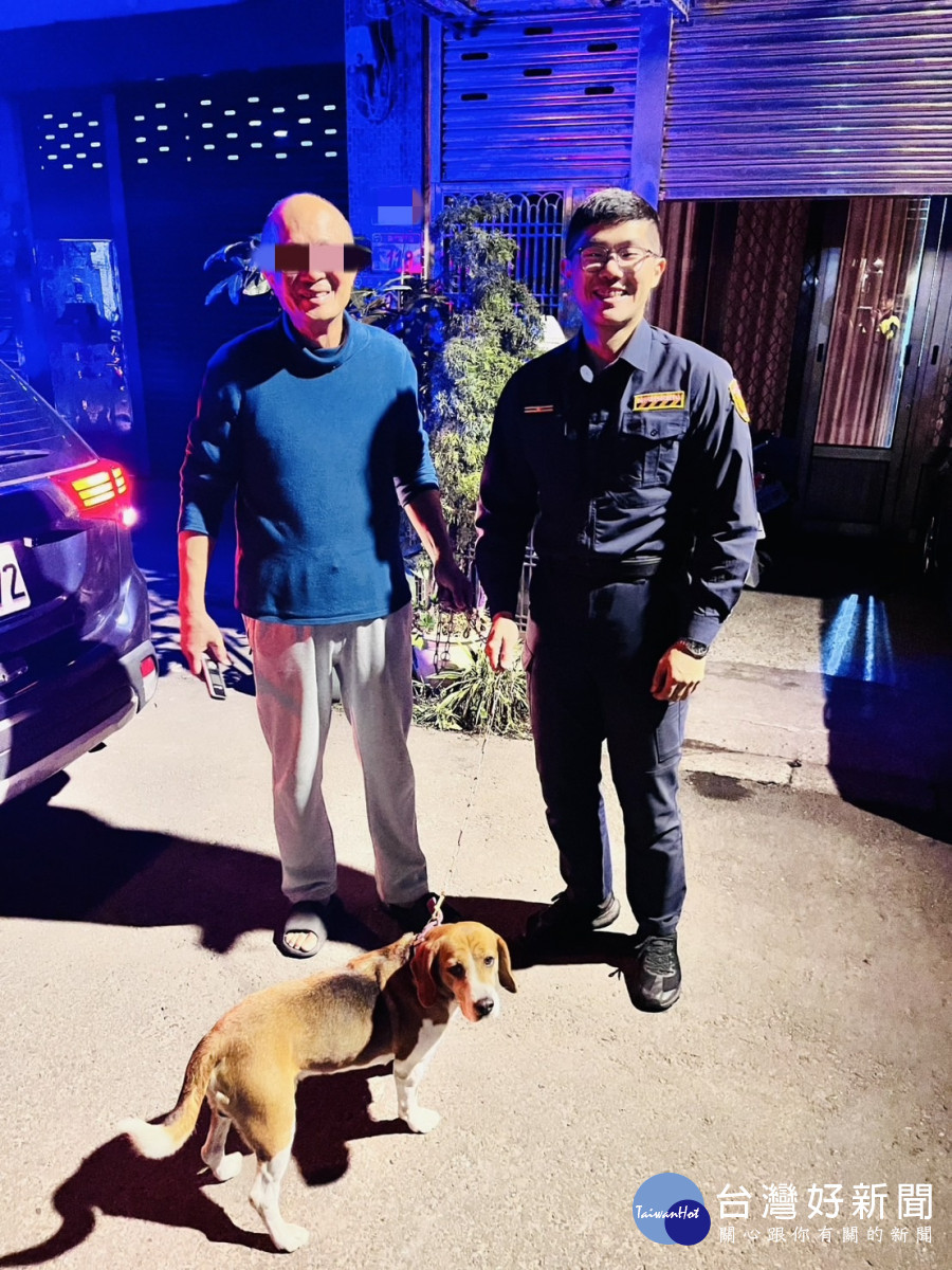 毛小孩初二「走春」迷途,壢警助牠返家。