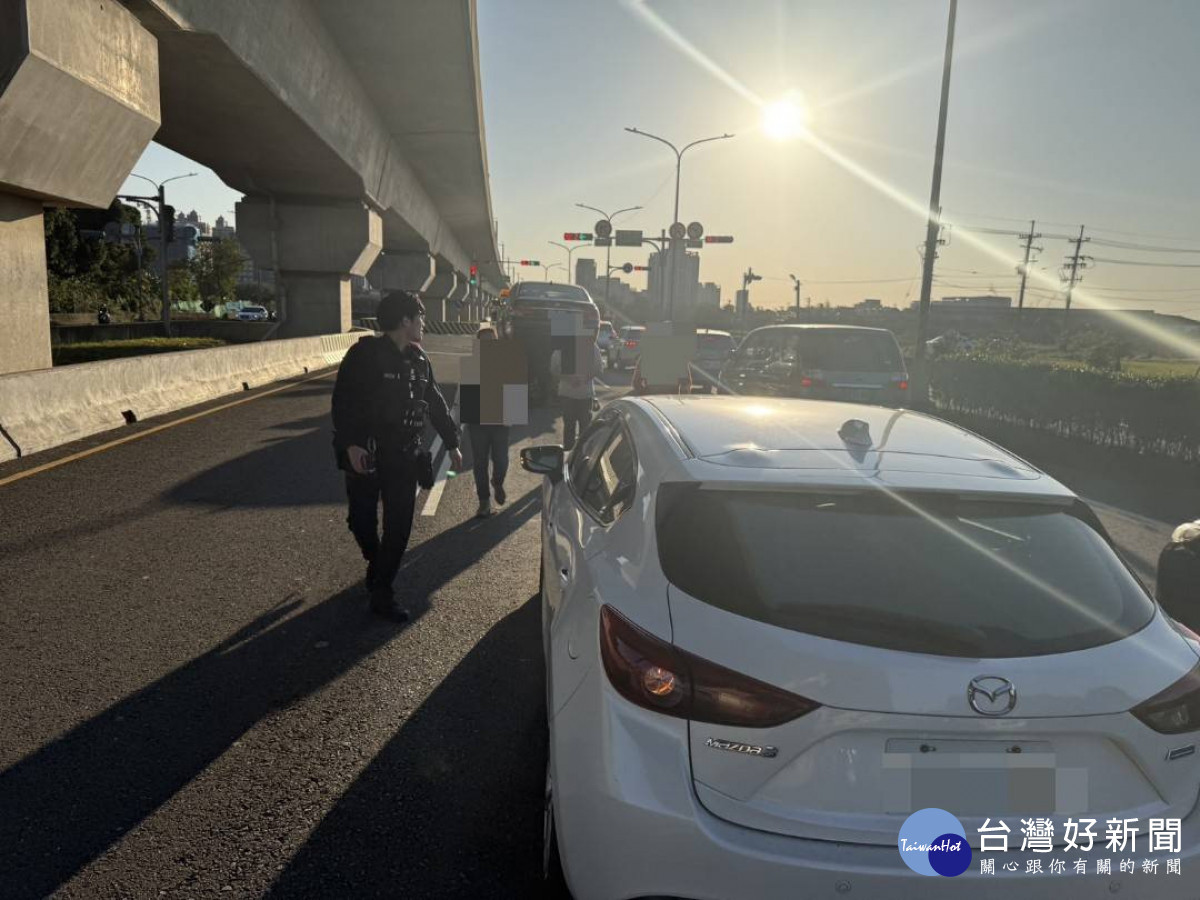 初二快車道連續拋錨,壢警閃電救援護安全。<br /><br /> <br /><br />