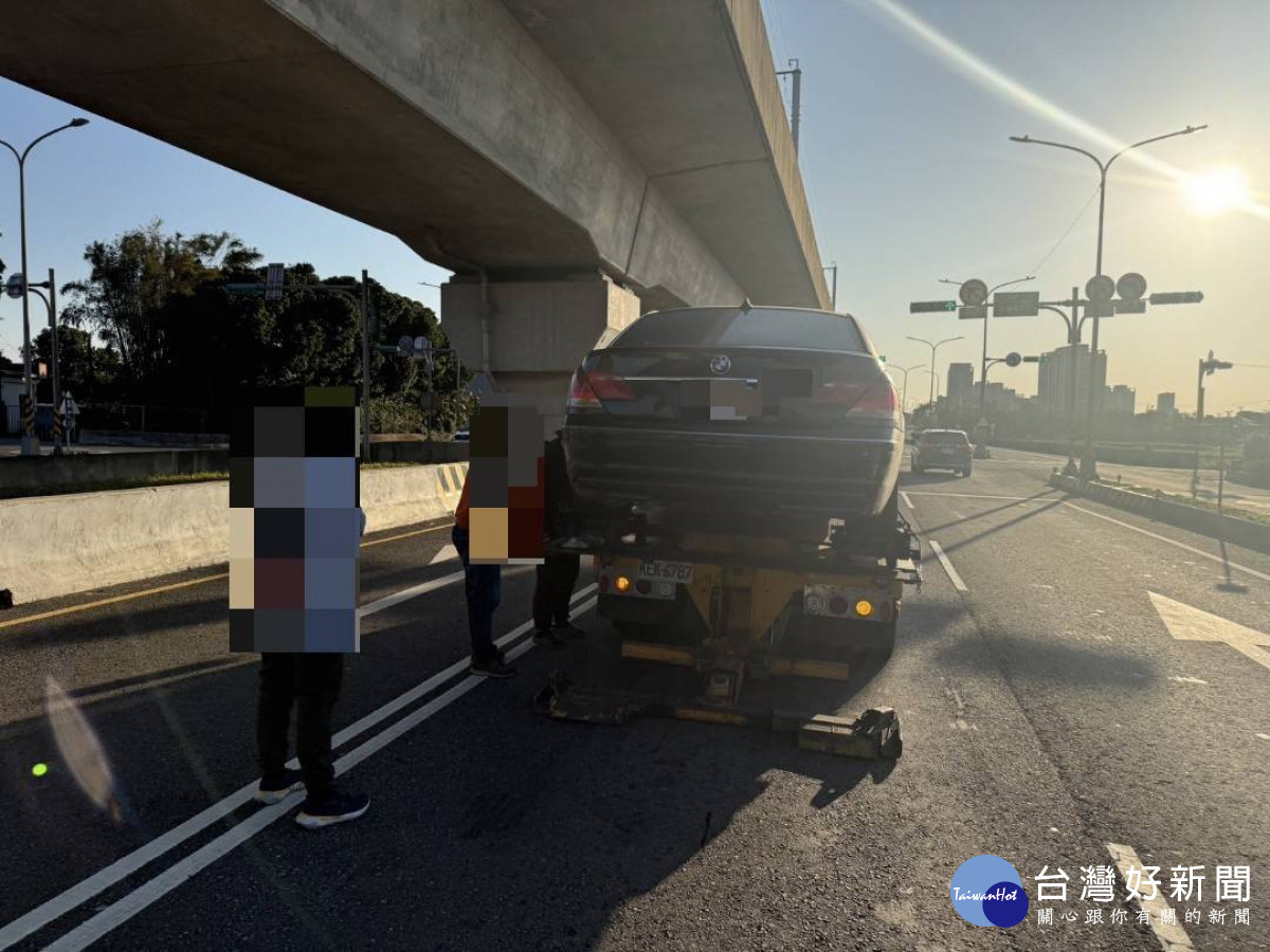 初二快車道連續拋錨,壢警閃電救援護安全。<br /><br /> <br /><br />