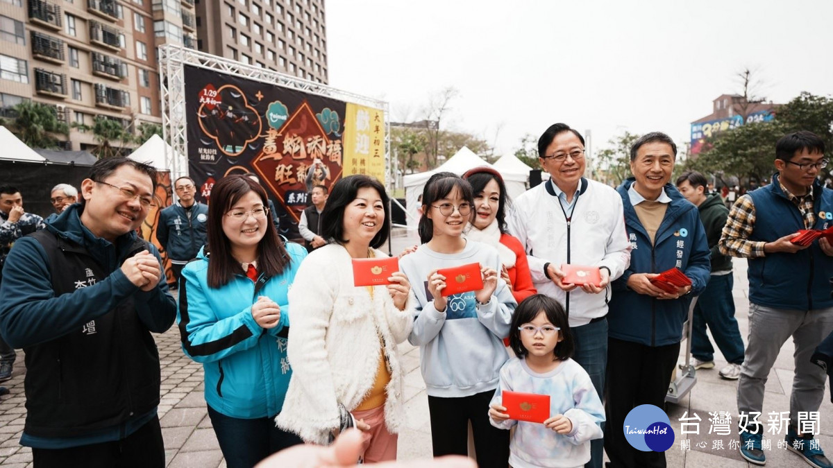 張市長與市民開心合影。