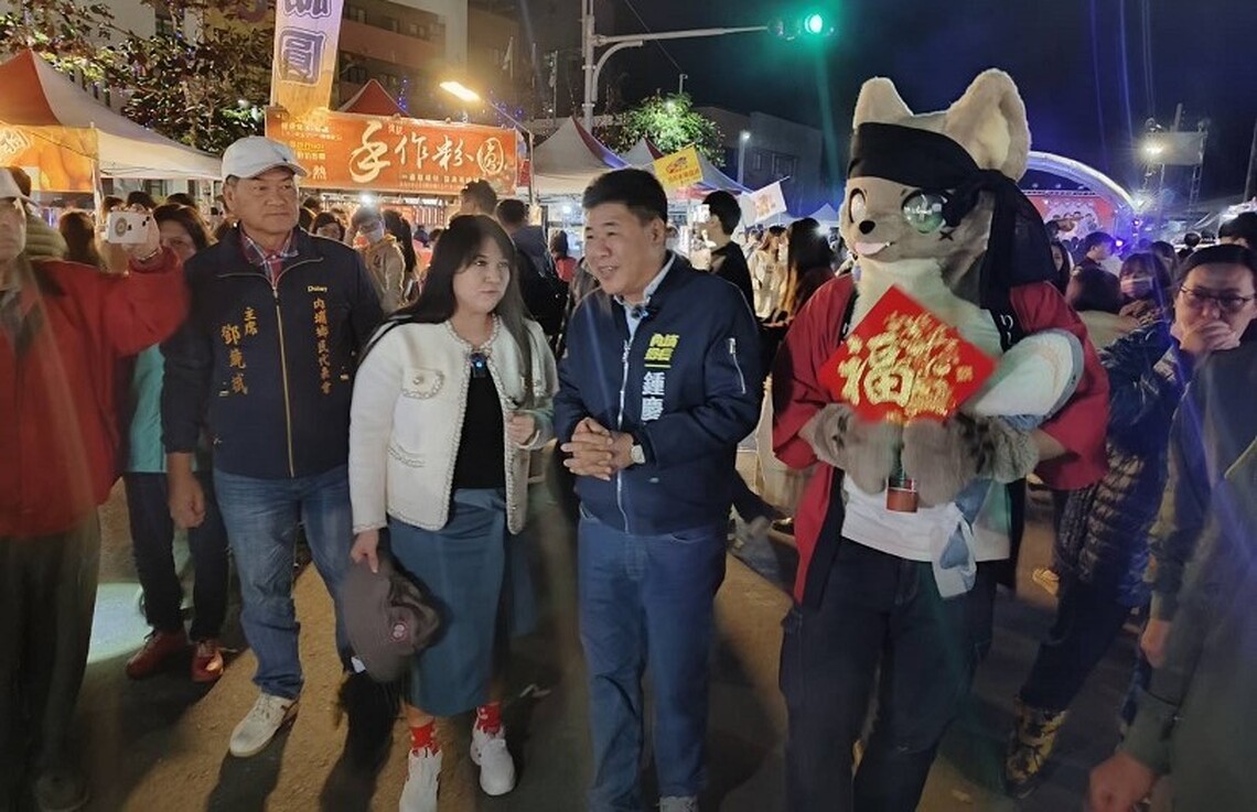 來內埔寮初二回娘家 鄉長鍾慶鎮陪鄉親逛年街