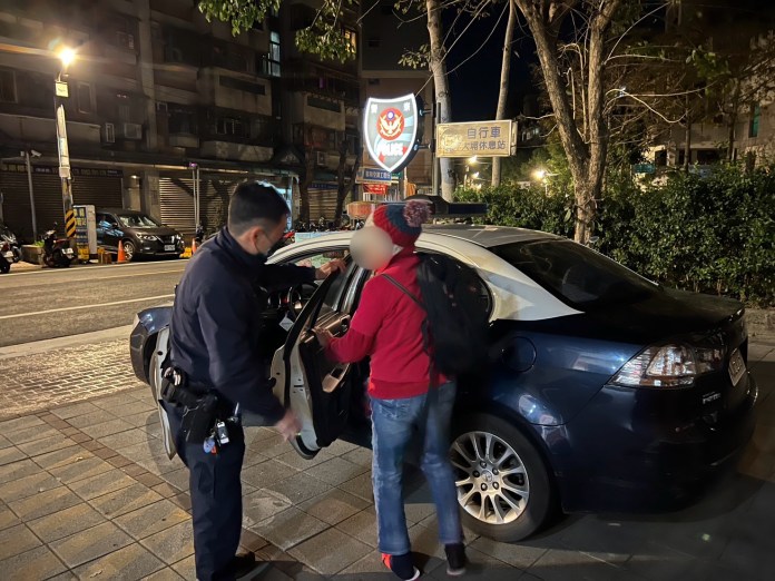年初二老婦深夜迷途 龜山警助其返家 60 S 374251525
