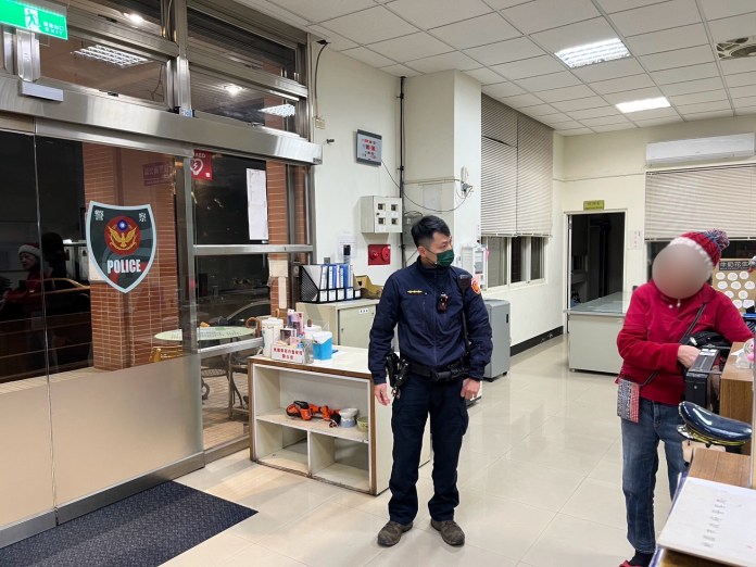 年初二老婦深夜迷途 龜山警助其返家 61 S 374251524