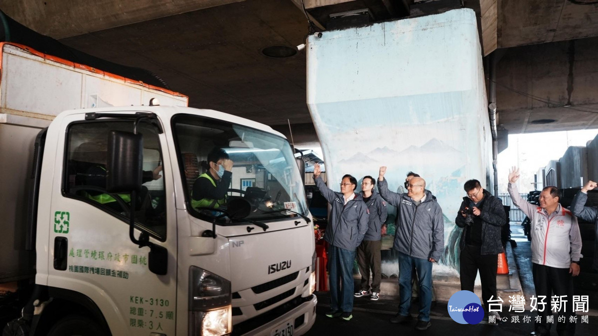 張市長與環保局長陳世偉率領主管及同仁開工祈福。<br /><br />