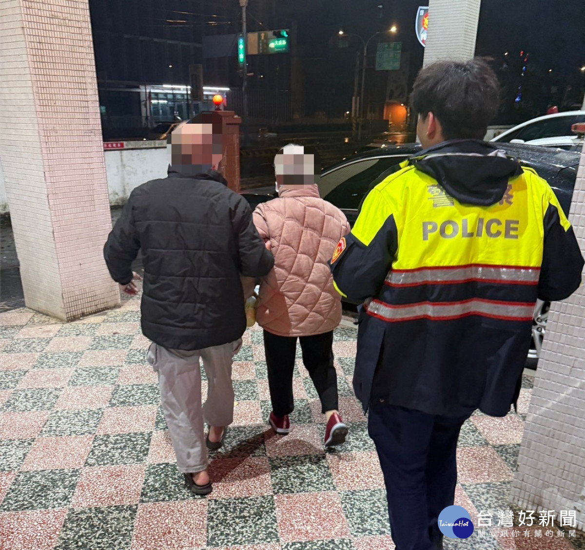 嘉義老婦迷途楊梅,暖警助尋親團圓 。