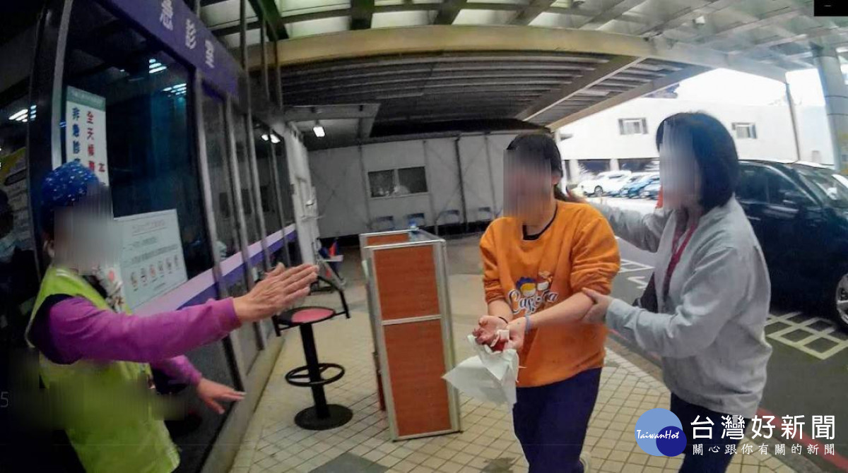 少女手指受傷流血不止,警車開道火速送醫。
