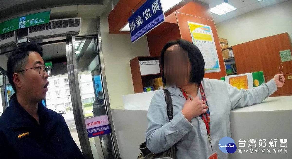 少女手指受傷流血不止,警車開道火速送醫。