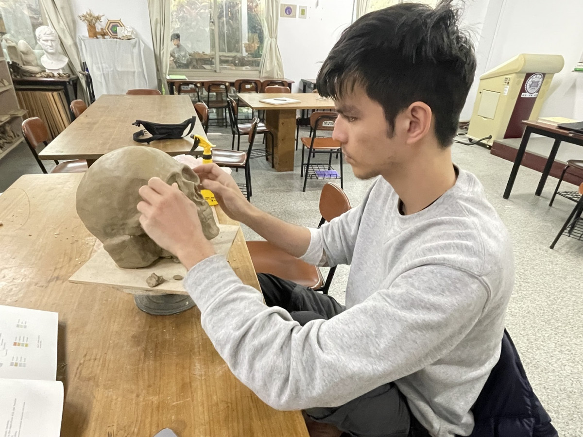 余奕向達人拜師學藝,學習陶土創作。(圖/行政院教育部青年署)