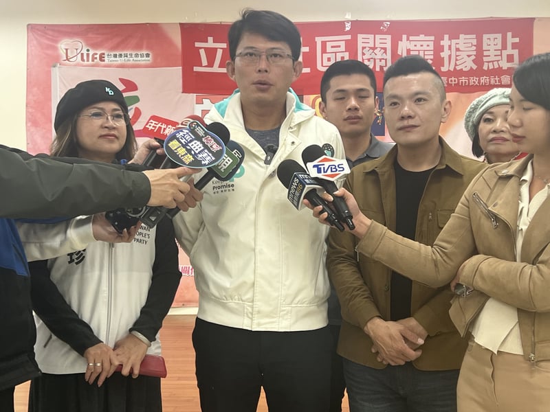 民眾黨代理主席黃國昌（左2）1日到台中市大里區參加黨團活動。中央社