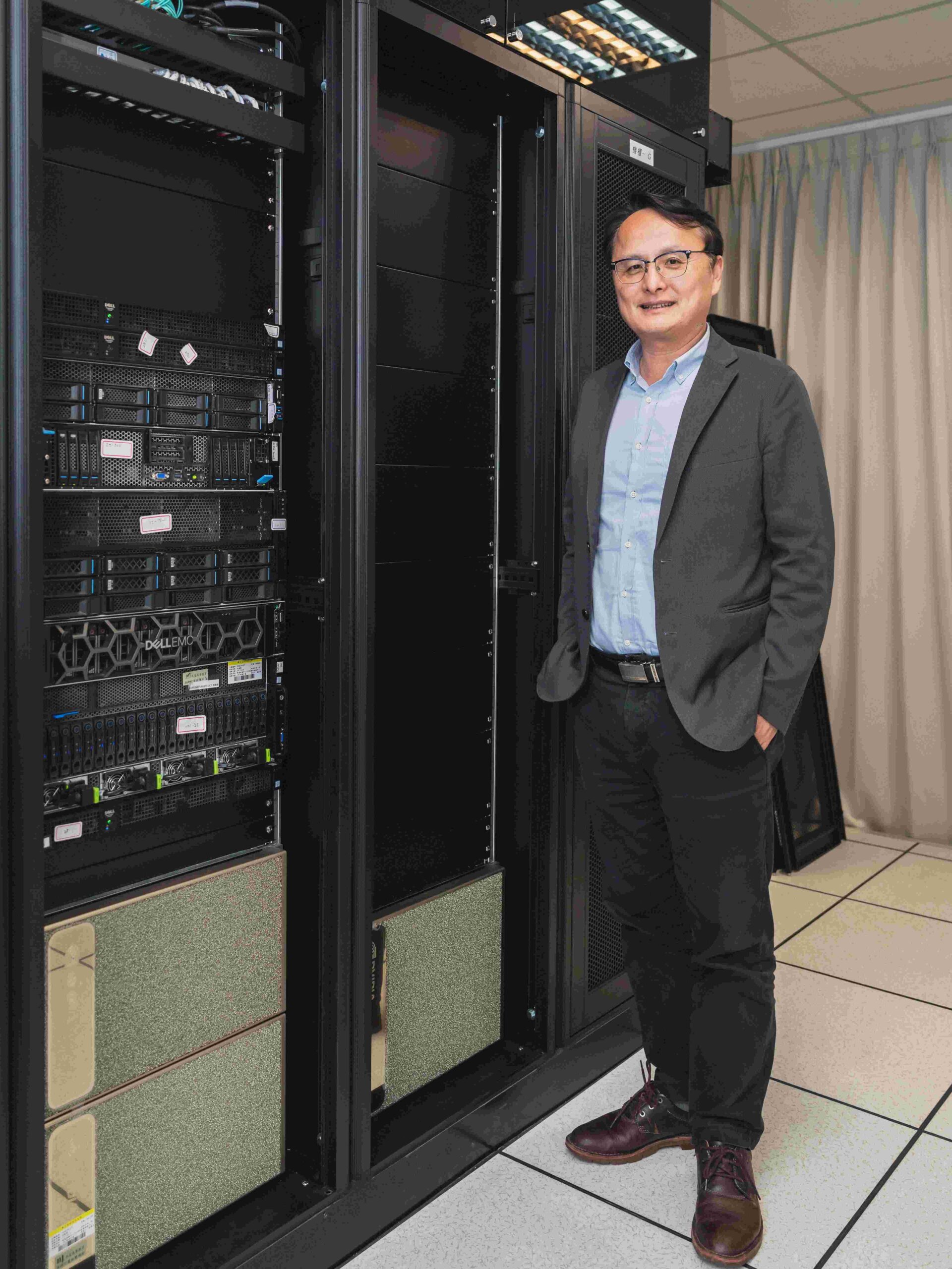 ◤ 張傳育校長表示,在此次專案過程,實施夥伴敦陽科技不僅完成NVIDIA DGX H200建置,且協助IRIS設計、規劃與建構一勞永逸的綠色機房。