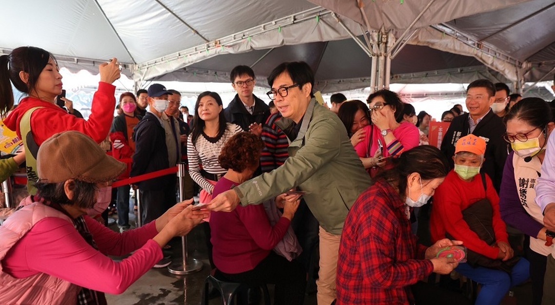 大年初四迎財神 財源「蛇」進來  陳其邁參香走春發紅包 民眾熱烈回應加油鼓勵