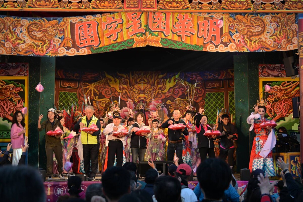 ▲2025台中媽祖國際觀光文化節新社場,歡慶新年發糖果壽桃。(圖/中市府提供)