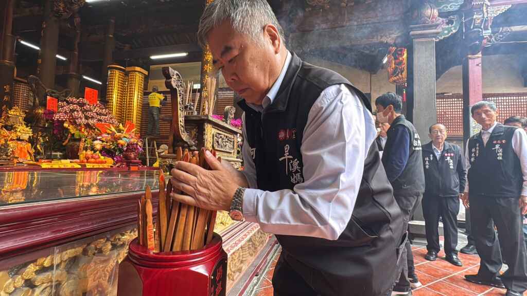 ▲樂成宮董事長何敏誠率全體董監事虔誠向媽祖焚香祈福後、擲筶選籤。（記者林明佑攝）