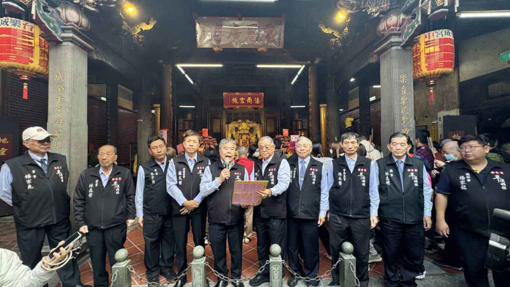▲台中樂成宮董事長何敏誠表示，整體而言今年台灣之國運恐怕將會出現一些波折，無法順遂如意，為政者須減少朝野間的衝突，留意國際局勢的發展。（記者林明佑攝）