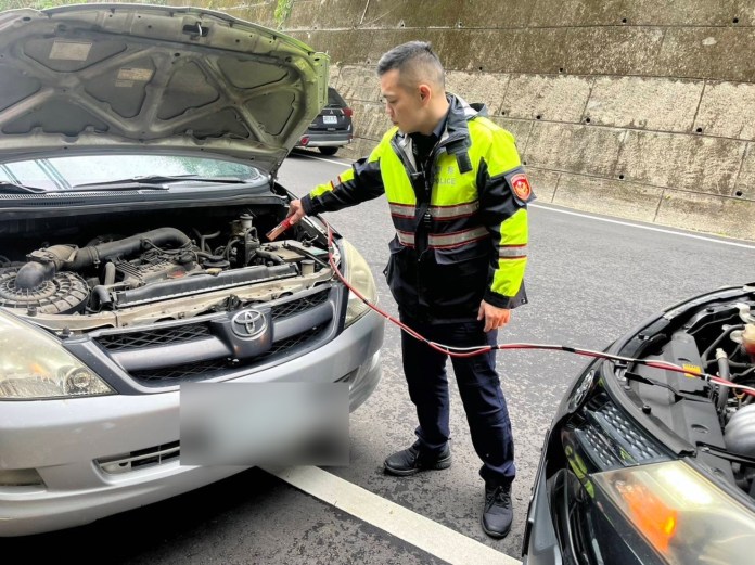 車輛拋錨困山區好無助 大溪警靠這招解圍 56 S 235847691