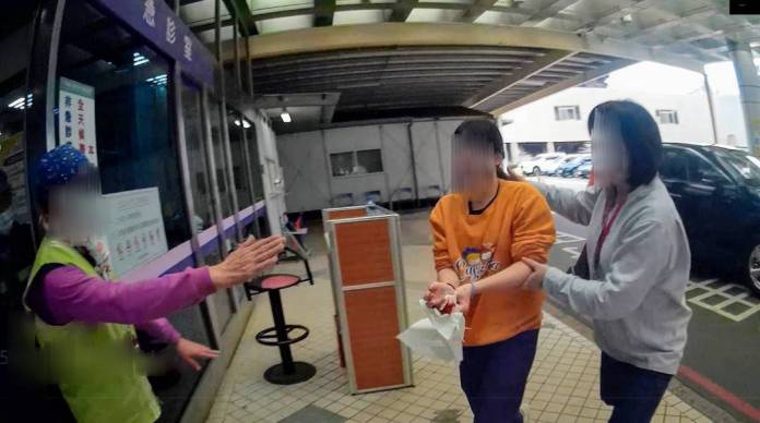 少女割破手血流不止 蘆竹警火速開道助就醫 58 569063